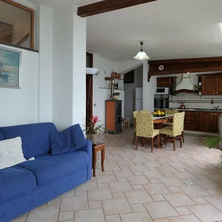 Sleeps 8 Air Con Wifi