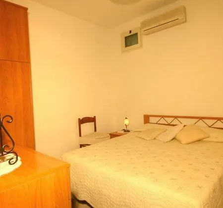 Sleeps 8 Air Con Wifi *